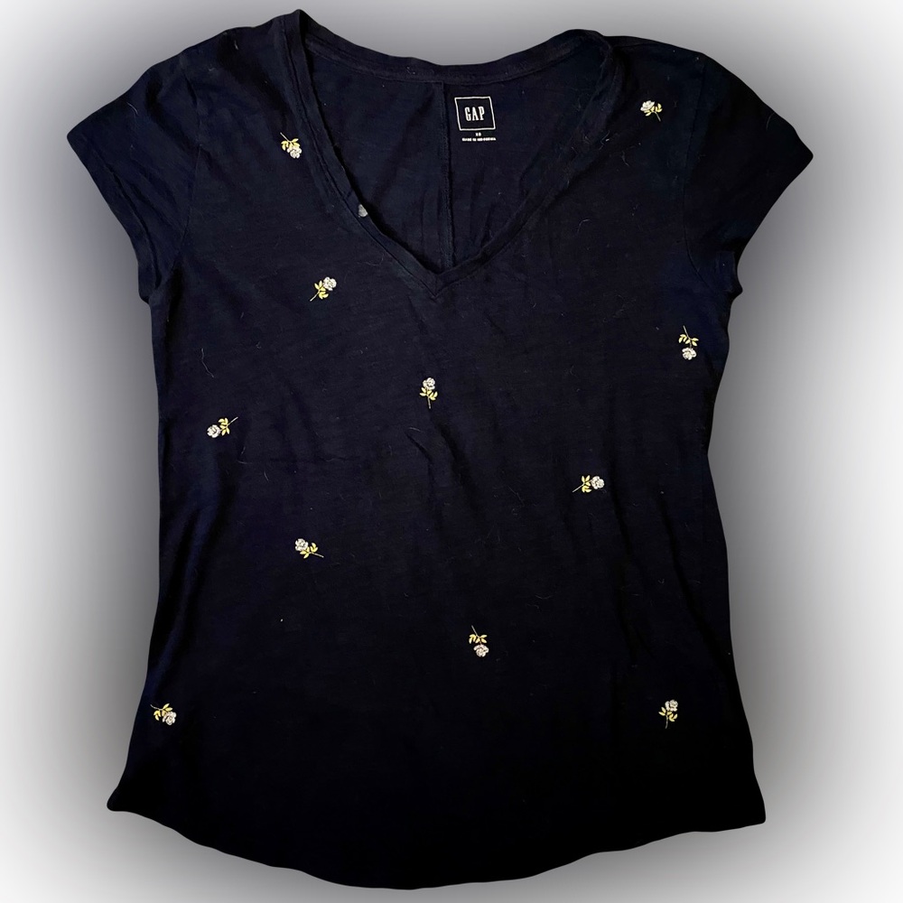 GAP NAVY FLORAL EMBROIDERED TEE SHIRT // SIZE XS💙